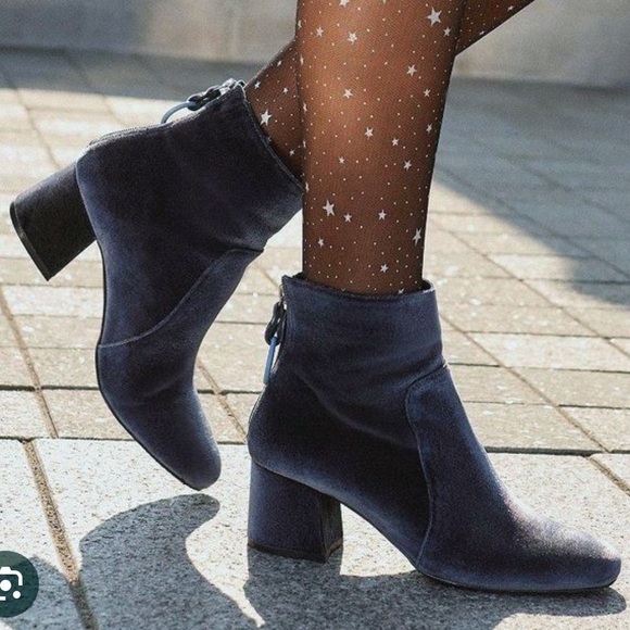 Urban Outfitters Harlow Blue Velvet O-Ring Heeled Ankle Boot Size 10 - Picture 2 of 13